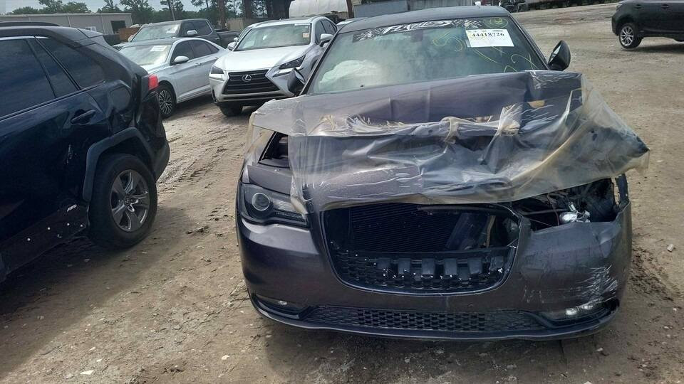 كرايسلر اوبامه 
سياره ماشيه ٦٥
حادثه كما موضح بل صوره سياره حالين حالين شحنت من امريكه موصفات فول سياره S
شراي يتصل ***********
