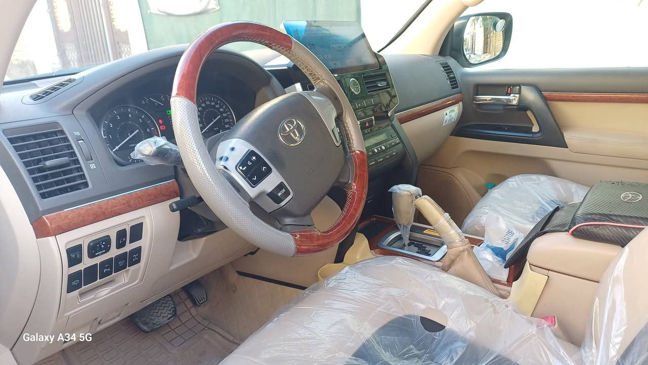 لاندكروزر ٢٠١٣
نظيفة ومكفولة من الصبغ 
للتواصل مع صاحب السيارة 
الاتصال فقط لمعرفة السعر 
***********
