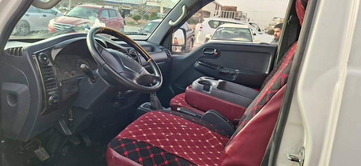 مه كينه 3000 كه وره 
هه مو شتيكى به شه رته 
يه ك براوه كه راباتى مه زبوته 
٦ تايه ى نوى له سه ره 
كامل جوان كارى بو كرا وه 
*********** رانية, السليمانية
