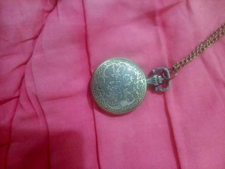 سلام عليكم خوان عندي ساعات مثل مموضح بل صوره نحاس هندي للبيع القطعه 10 عندي 12قطعه اذا شلعه كلهن سعرهن يختلف وموجود توصيل جميع المحافظات تواصل ***********
