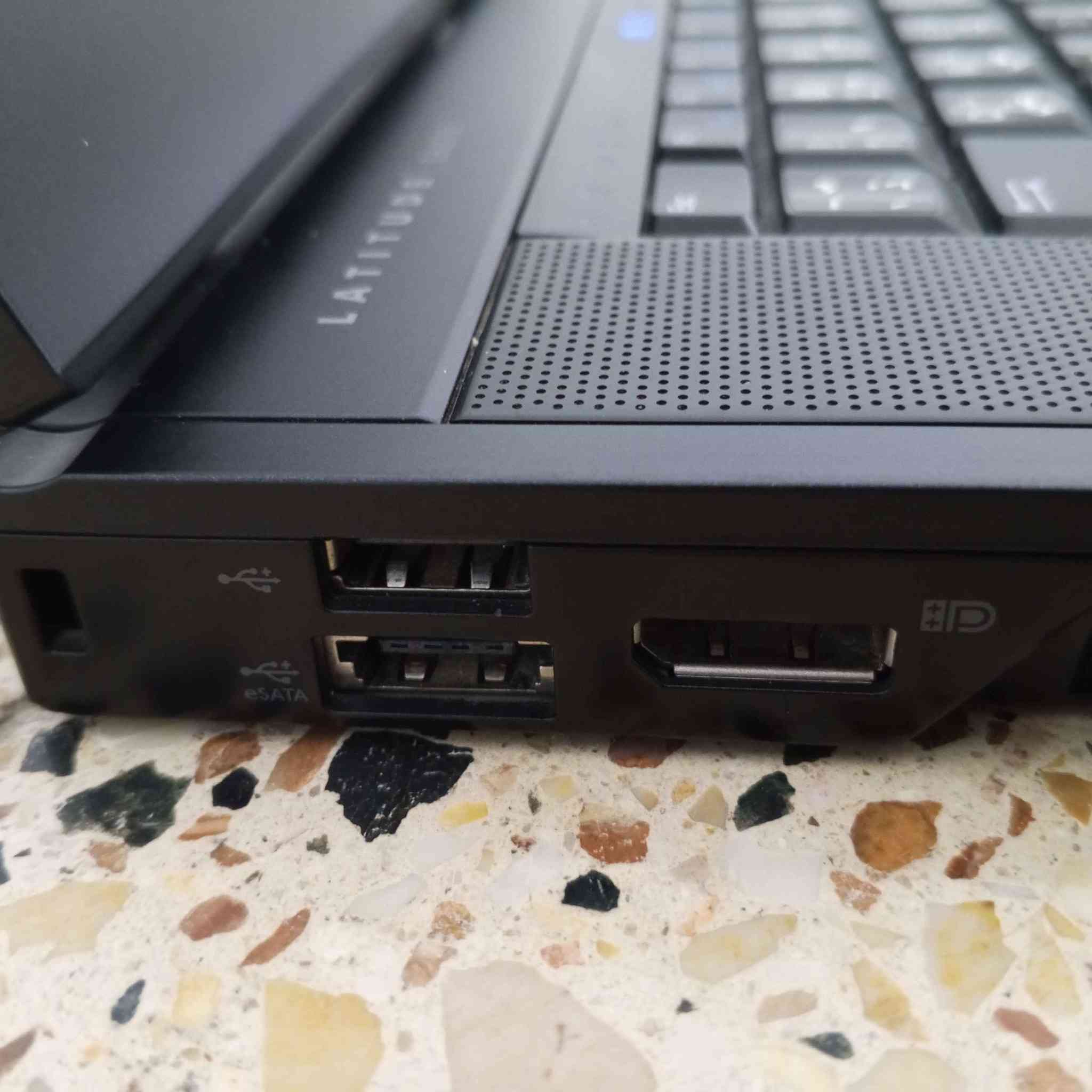 Dell Latitude E6510
السعر: 75,000 IQD — وبي مجل

المعالج:
Intel Core i5-560M — عائلة Arrandale
سرعة من 2.66GHz إلى 3.20GHz
2 نوى (Dual Core) — 4 خيوط (Threads)

الذاكرة العشوائية (RAM):
8GB DDR3

التخزين:
320GB HDD
قابل للتطوير

كرت الشاشة:
Intel HD Graphics (مدمج) — ذاكرة مشتركة مع الرام

الشاشة:
15.6" HD

البطارية:
صحة 75%

المعالج الحراري:
تم تجديده مؤخراً

يأتي مع الشاحن الأصلي

ملاحظات:
- السماعات لا تعمل
- حرف T على لوحة المفاتيح صعب الضغط
- خدوش بسيطة في الجزء السفلي

خيارات مجانية قابلة للتخصيص حسب طلب المشتري:

Windows 10: Home / Pro / LTSC — مفعّل — Debloat او اعتيادي

تخصيص المظهر (Theming) متاح لـ Windows حسب طلب المشتري — مجاني.

حاليا لا توجد توصيل، مكاننا قرب ساحه عدن بغداد. بغداد, العراق


**إذا كنت صاحب هذا الإعلان وتريد حذفه لأي سبب، رجاءا أرسل رسالة إلى الدعم الفني**