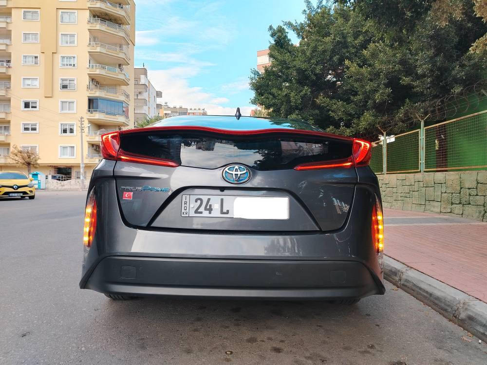للبيع
 prius prime plag in hybrid 2022
السيارة المعروفة وأول ماصنعت تويوتا
من السيارات الهجينة الهايبرد منذ عام ١٩٩٧
هذا لمن لايعرف ماهي بريوس هايبرد
والا فهي غنية عن التعريف. 
سيارة اقتصادية جدا في صرفيات الوقود والزيت  وعملية واعتمادية ومصممة بطريقة ممتازة للسير بثبات في الداخل والطرق الخارجية وهذا لشكلها الغير مقاوم للهواء.
☀️موديل السيارة ٢٠٢٢
☀️رقم السيارة دهوك (تواجد السيارة في الموصل)
☀️ تبريد الكتروني اوتوماتيك  تدفئة اضافة الى تدفة في المقاعد.
جميع الجامات اوتوماتك بضغطة واحدة.
بصمة دخول ذكية. تشغيل بصمة. انارة ترحيبية عند الاقتراب من السيارة.
تحكمات مقود كاملة بجميع الايعازات الخاصة بالعدادات الاكترونية. المتواجدة امام السائق.
كروس كونترول تحكم بالسرعة.
تحديد مسار.
رادار امامي تفاعلي.
قيادة شبه ذاتية للمساعد في الطرقات الخارجية.
نظام التماسك عند الانزلاق
المصابيح الامامية LED اربع عدسات
المصابيح الخلفية LED.
اشارات  LED
مرآة كهربائية + وهيتر لأزالة الضباب عن المرآة.
☀️تحتوي على شاحنة للشحن المنزلي..
☀️اطارات ويل كب اصلية اضافة الى الكبات الاصلية.
☀️اطارات جديدة.
☀️الزجاج الامامي جديد.
☀️سيارة بريوس بلكن هايبرد
جمعت بين السيارة الاعتيادية والكهربائية (هجينة)
☀️اضافة الى ميزة الشحن المنزلي الذي يغنيك عن التزود بالوقود اذا كانت مشاويرك اليومية لا تتجاوز ال ٤٠ الى ٤٥ كيلو متر.
☀️اي اذا شحنتها لمدة ساعتين تمكن من استخدامها ل٤٥ كيلو متر حسب استخدامك لها
من دون تشغيل المحرك (البانزين)
☀️وعند نفاذ الشحن يرجع نظام الهايبرد للعمل بالشكل الطبيعي اي يعمل المحرك في حال احتياج البطارية للشحن. وهكذا.
☀️خزان السيارة بسعة 40 لتر بانزين.
☀️تقطع السيارة بما يقارب ٨٥٠ كيلو متر الى ١٠٠٠ كيلو متر حسب طريقة استخدام السيارة وتشغير التدفئة او التبريد.
☀️تحتوي السيارة على 3 انظمة للقيادة
☀️اقتصادي eco  و نورمال normal و سبورت  sport
بامكانك استخدامها حسب الحاجة وحسب نوع الطريق.
ولاكن في الوضع الاقتصادي تكون جدا اقتصادية. يصل الى 4 لتر لكل 100 كيلو متر.
والنورمال اكثر والسبور اكثر. وفي نظام السبورت يعمل المحرك الكهربائي والعادي سوية لاعطاء قوة وعزم وسرعة للسيارة اذا تطلب الامر.
☀️ملاحظة. تم استخدام السيارة في الطرق الخارجية الطويلة
☀️وعن تجربة خاصة في السفر واثبتت اعتماديتها بالاقتصاد والسرعة والتبريد وحتى صعود مرتفعات قوية. وقطع مسافات كبيرة.
تحتوي السيارة على كتيبات المستخدم واضافة الى شراء اطار طوارئ جوكر..
السيارة بدون صبغ او تبديل او تعديل في الشواصي.
فقط تعديل على البارد الجاملغ اليمين. عند حداد محترف واعادتها الى وضعها الطبيعي. . وشراء الجزء الايمن من الدعامية الامامية وصبغها فقط. وموضحة بالصور المرفقة. مع صورة لرقم الشاصي.
☀️جميع ايرباكات السيارة سليمة بدون ايرباك متضرر
☀️ممشى السيارة 130 الف كيلو متر. وليس مايل. 

☀️ملاحظة السيارة تباع بدون( جنطة السقف.) 

سعر السيارة ١٥٥$
 للاستفسار والتواصل الاتصال على الرقم
اسيا *********** موصل, نينوى

