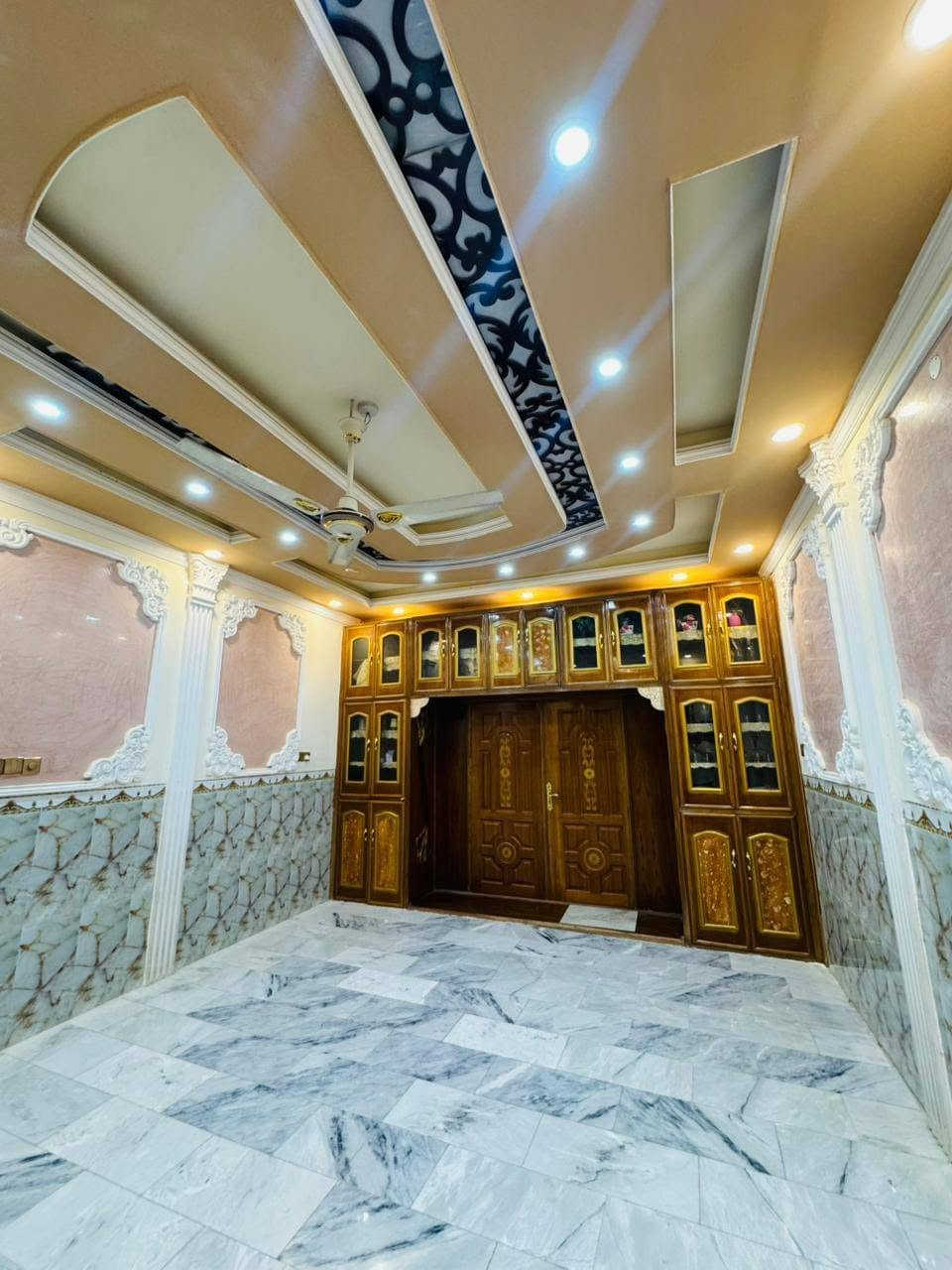زراعي 
المساحه ٣٠٠ طابقين 
مساحه البناء ٢٢٠ م مع ٨٠ حديقة 
يحتوي على ٤غرف نوم كل طابق غرفتين مع
مطبخ مع محتوياته استقبال مع حمام شرقي وغربي. وصحيات خارجيه مع غرف نوم كامله وسبلت موثثه عدد اثنين الطابق الارضي 
 مع سبلت ٣طن بالاستقبال

سستم كامرات داير مادير البيت 
مفرك شريفه ع طريق عوفي مجاور صاله غرناطة ومعمل االمي 
البيت مامسكون
فارغ حاليا
السعر مع الاثاث ١٦٥ 
غير الاثاث ١٥٥
 البيت ركن امامه ساحه  بناؤ سنه ٢٣ جديد للاستفسار الاتصال عاى الرقم ***********
