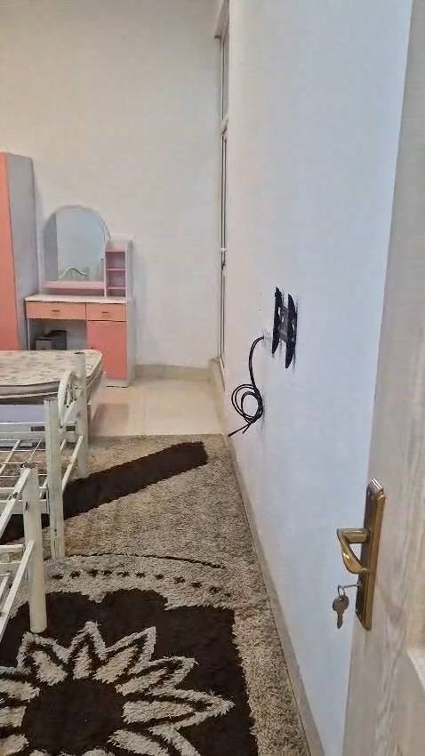 شقة غرفة وصالة منطقة شورش شارع حديد وخشب  مؤثث 400 الف 
 ***********
***********
