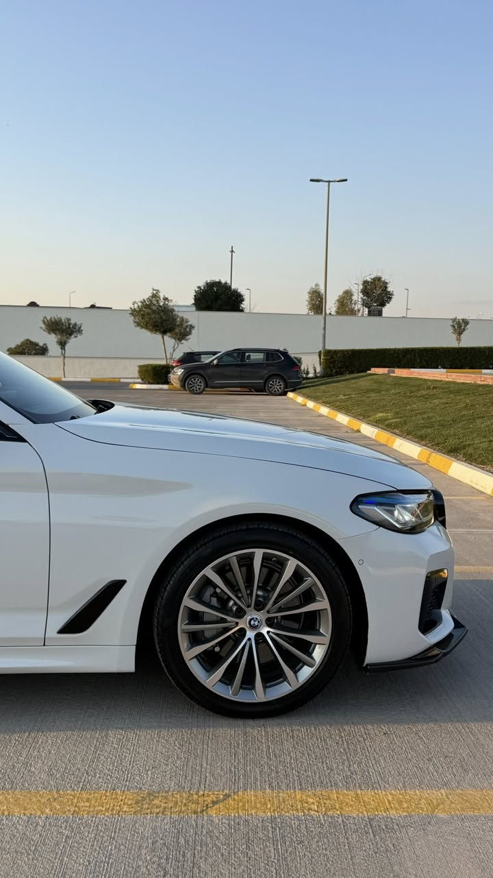 🚗 للبيع: BMW 530i موديل 2021 وارد أمريكي 🇺🇸

🔥 فخامة + أداء + إضافات سبورت مميزة

📌 المواصفات:
- محرك 4 سلندر تيربو (TwinPower Turbo)
- قير أوتوماتيك 8 سرعات
- دفع خلفي (RWD)
- وضعيات قيادة (Eco / Comfort / Sport)
- شاشة كبيرة + نظام iDrive (نظيف 100% وسريع)
- Apple CarPlay
- كاميرا خلفية + حساسات أمامي وخلفي
- فتحة سقف
- مقاعد جلد كهربائية مع ميموري
- إضاءة داخلية متعددة الألوان (Ambient Lighting)
- دخول وتشغيل بدون مفتاح

🔧 الإضافات:
- دفيوزر خلفي
- لحية أمامية
- كفر مرايا جانبية سبورت
- كفر يدات الأبواب
- شبك أمامي بإضاءة LED
- تخم تايل كامل (شكل رياضي مميز)

🛠️ الحالة الفنية:
- المحرك شرط وغير مفتوح
- القير شرط وغير مفتوح
- صيانة منتظمة بوكالة العروش

📊 المعلومات:
- وارد أمريكي
- الممشى: 34,000 مايل
- حادث: ربع بنيد + جام لغ (تصليح احترافي)
- الإيرباق راجع سستم بلد (شغال طبيعي)
- فحص وهزة جديد لغاية 11 / 2026
- استخدام شخصي ونظيف

💰 السعر: 31,000 دولار (ثلاث دفاتر وعشر ورقات)  
💬 قابل للتفاوض للجادين فقط

📍 الموقع: أربيل  
📞 للتواصل خاص أو اتصال
0776 444 4343
‎🔥 سيارة جاهزة بدون صرف — دفع خلفي + نظافة عالية + إضافات سبورت
