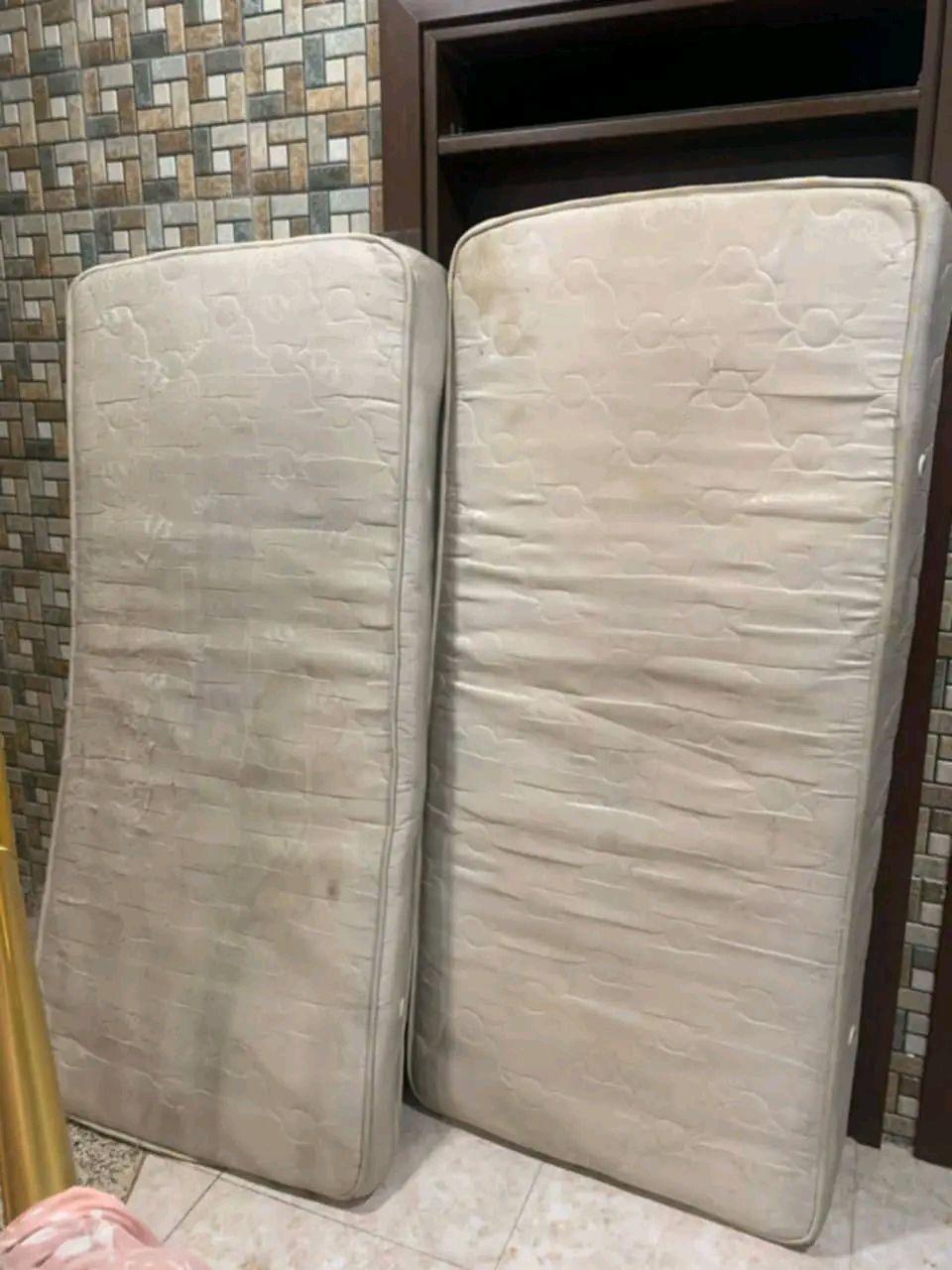 مطارح للبيع البنفسجي والاحمر جداد مامستعملين السعر الواحد 10
المطارح البيض مال تخت نفر سعر الواحد 25


**إذا كنت صاحب هذا الإعلان وتريد حذفه لأي سبب، رجاءا أرسل رسالة إلى الدعم الفني**