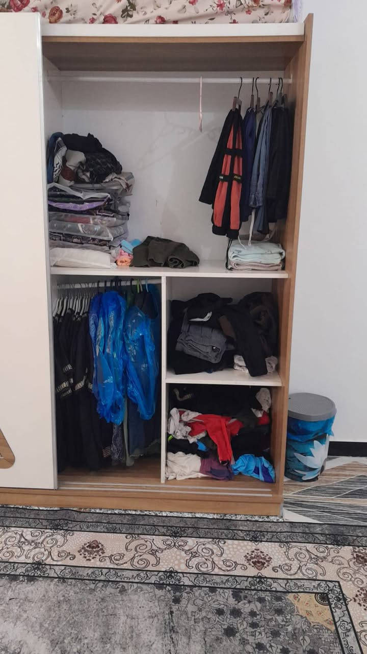 غرفه اخشاب مستخدمه قليل 
للبيع 
الهاتف :***********
