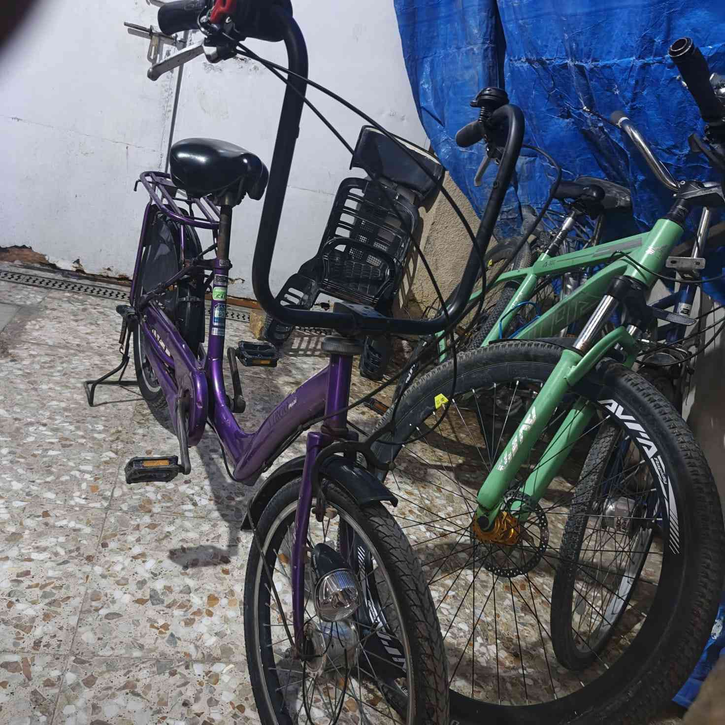 سلام عليكم  بايسكل برج ستون جديد البارحه أخذته من سيد حسون نضافه٩٥ ستيرن مربع كير وحساس تايرات مال حاويه بريك أمامي وخلفي شغال كله كير حساس شغال لون  بنفسجي سعر 150 بي مجال  مكان بغداد حي القاهره.   لاستفسار *********** ملاحظه ابيع بدون غراض اذا ويه الغراض السعر يختلف
