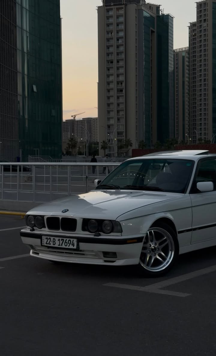 bmw
مۆدێل ١٩٩٢
٥٢٥iA 
سلایت
٤جام کارەبا
شاشە ئایپاد
کوشت جلد 
بۆنید و چاملخێکی سبوخە تەنها سبوخ بێ لێدران 
سەیارەکە فول فولە سەیارەکە بەناوی خۆمە سەنەوی تا ٢٠٣٠ تازەیە 
ژ.م ***********
