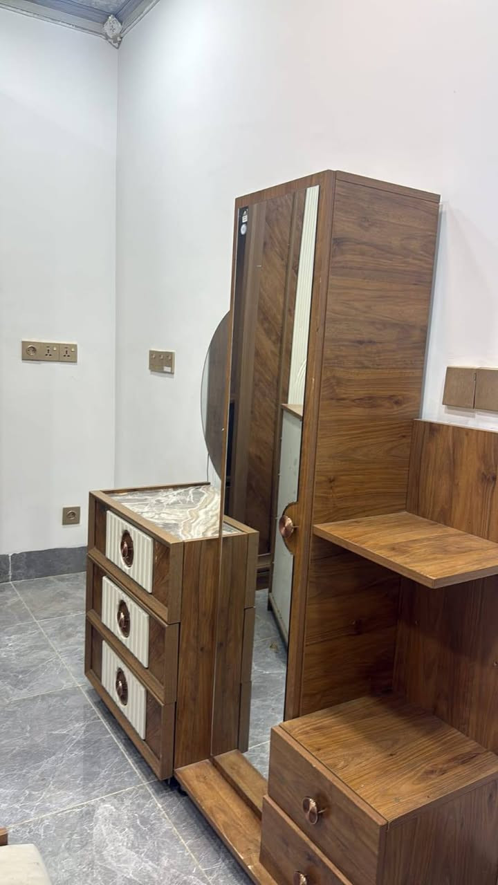 للبيع غرفة نوم ٧ قطع مع ديوان خمس نفرات مع تلفزيون جنرال حجم ٣٢ الاتصال ع الرقم ***********
