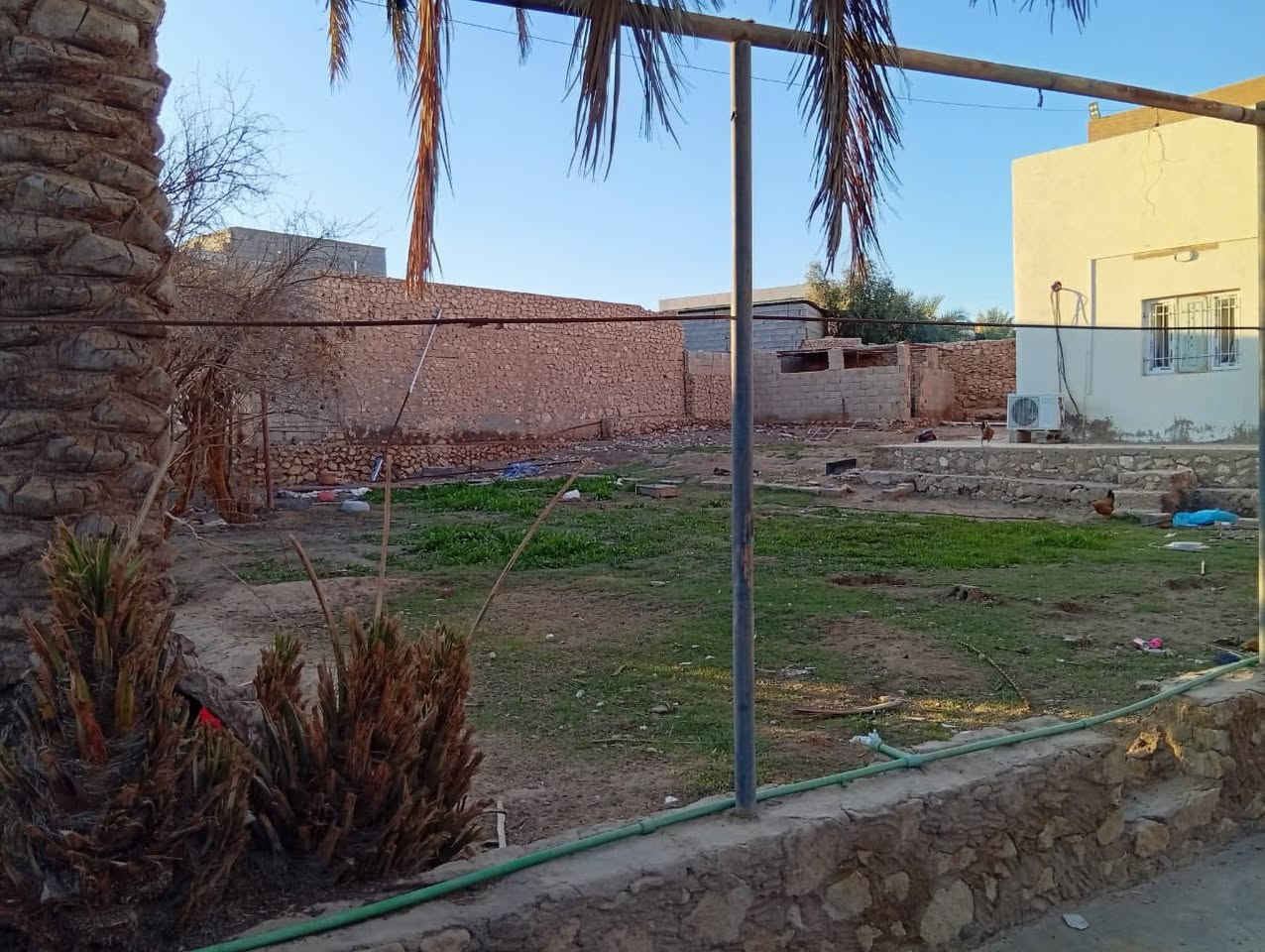 يوجد دار سكن للبيع المساحه 900 متر
الدار تحتوي على استقبال + 3 غرفة نوم + مطبخ + صحيات + مخزن خارجي 
للعلم الدار واقعه على شارعين تبليط 
موقع الدار قرب شارع الوسط 
للاستفسار على السعر يرجى الاتصال على الارقام التالية 
***********
***********
