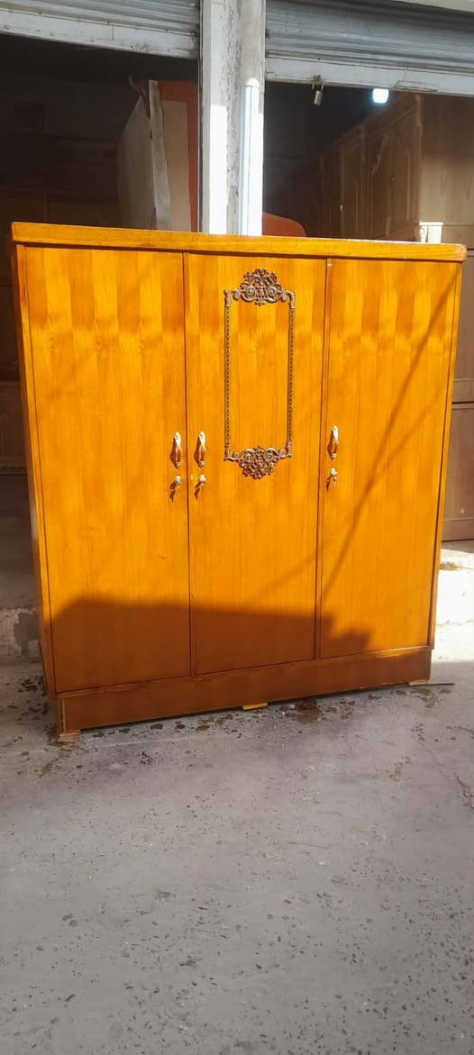 محل ياسر النجار 
كنتور 6 باب نجارة السعر 200 كنتور بابين السعر 100 بوفيات عدد 3 قياس مترين ونص السعر 2/ على 125 ووحدة ب100 وبوفية قياس مترين  ب90 چرابي عدد 2  الوحدة على 50 كومدي جرارات ب15 كنتور 3 باب ب 175 ميز تواليت عدد 2 الواحد ب 45 ميو بابين ب20 العنوان بلد سوق المسقف قرب جامع بلد الكبير  للأستفسار الإتصال *********** او مراسلة الصفحة
