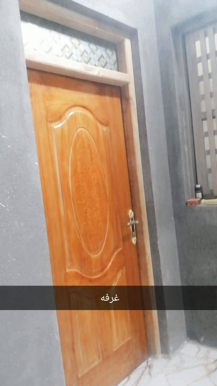 سلام عليكم بيت زراعي للبيع بحي الجوادين مقابيل الإسكان الصناعي  المساحة ٢٠٠متر بنزلت الملاعب  يبعد عن شارع ٤٠٠متر للاستفسار  *********** مبني بيه غرفتين وصاله ومطبخ السعر ٣٠
