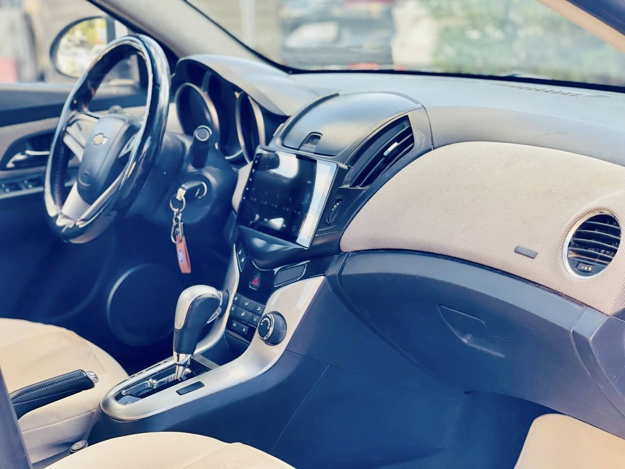 سلام عليكم       مكفووول
سلام عليكم عندي شوفر كروز للبيع خليجي موديل 2013 
مواصفات 
شاشه كبيره تاب   كامره خلفي   حساسات خلفي 
مكينه 1800 مرغوب بانزين عادي 
تبريد ممتاز جدا     كشافات امامي  
سياره مكفوله بشرط حته دعاميات مكفول  جديده جدا
 
             مكان سياره بغداد كراده مريم 
        هاتف  ‭0 770 409 1344‬                    سعر 89
