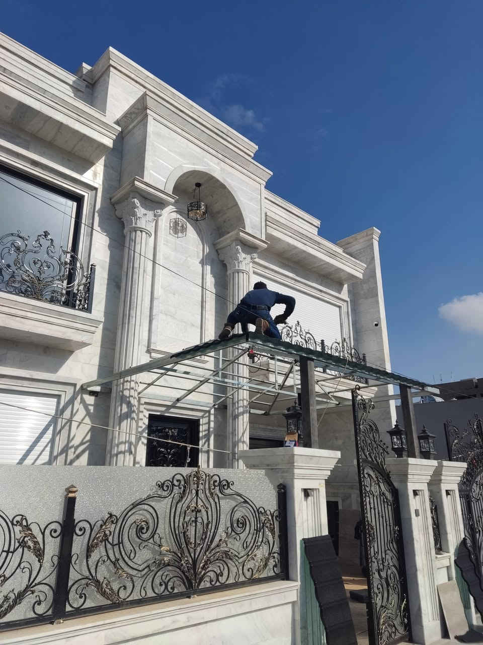 حداده سفري
عمل حدادة 
ابواب شبابيك والسقائف ومحجلات باحدث الانواع والكتائب و غرف سندويج بنل اتواصل ويانا لل تفاصيل اكثر 
***********
***********
