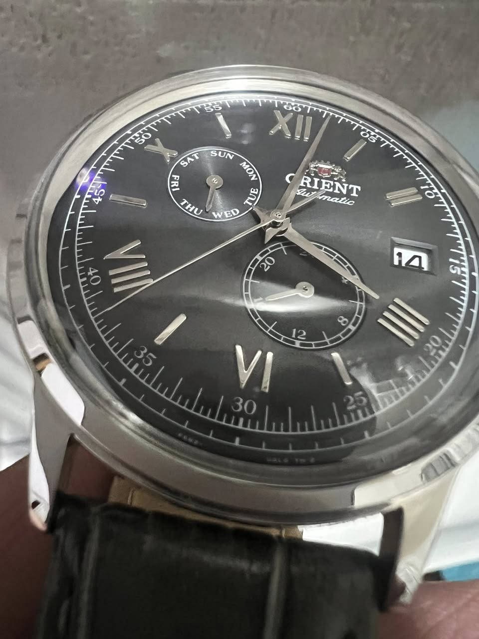 � للبيع: ساعة ORIENT Automatic أصلية + كامل الملحقات
💰 السعر المطلوب: ٢٧٠,٠٠٠ دينار قابل للتفاوض الخفيف
📍 الموقع: (السماوه )

⌚ المواصفات:
• ماركة: ORIENT
• موديل: أوتوماتيك – حركة F6B22 يابانية
• صناعة: تايلاند (Epson)
• ٢٢ جوهرة (Jewels)
• ظهر شفاف لرؤية الحركة
• شاشة التاريخ + مؤشر يوم الأسبوع
• حالة الساعة ممتازة و الشغل مضبوط 100%
• تعمل تلقائياً بدون بطارية

🎁 الملحقات:
✔️ علبة أصلية

✔️ نظيفة ومغلفة

📲 للتواصل:
📞 (***********)
📩
