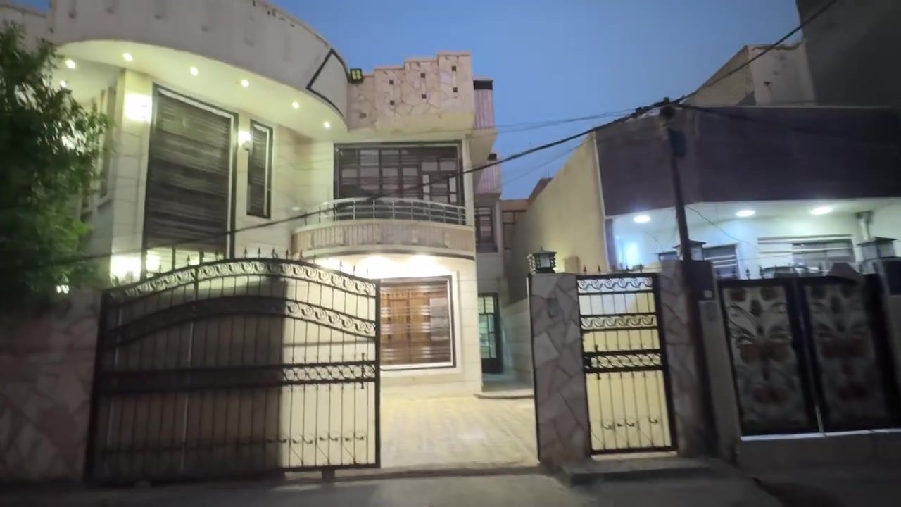 ﷽

المساحه 300م وجه 15 نزال 20 على فرعين عرض الفرع 8م ملك صرف زراعي سند 25 مستقل

بناء 🔨 طابوك رفت درجه اولى 

يحتوي على 

5 غرف نوم  غرفه سويت
مجموعه الحمامات 5 خارج وداخل بكلا الطابقين 
2 أستقبال
2 مطابخ بكلا الطابقين
وجهين بابين على فرعين 
+كراج وحديقه 

لموقع/ حي الجزيره مقابل جزيره بغداد بعد الباب الاول الفرع 6

للأستفسار / *********** نزار الطائي 

#مكتب الفهد للوساطة العقارية

