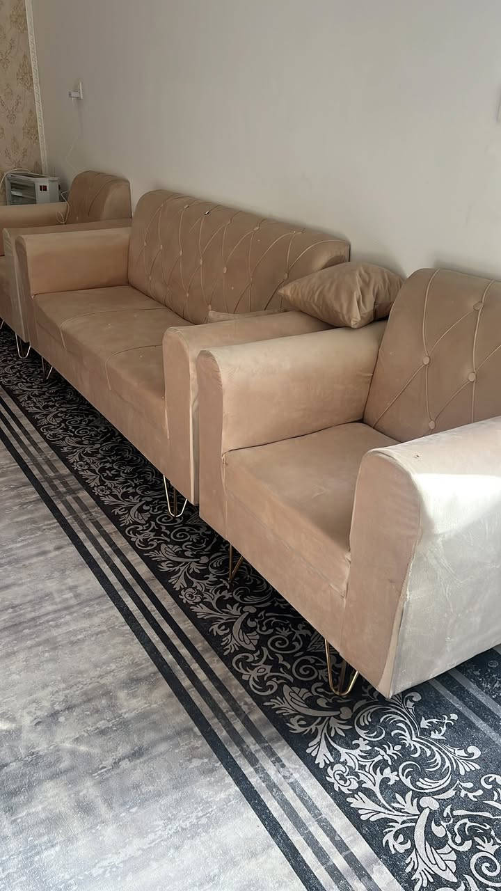 تخم للبيع تركي جديد صار ٣ اشهر من اخذته بيه حرك بواحد من الكراسي فقط وكع عليه فحم الاركيله يعني دوشمه بس مقعد واحد و يصير السعر مناسب للاتصال ***********
