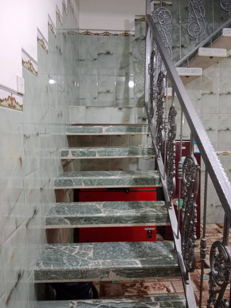 مشتمل ١٢٠ متر للبيع طابو صرف المهندسين ع ساحه مقابل مول سيد زيد  الطابق الاول صاله ومطبخ وصحيات وغرفه نوم ومنور الطابق الثاني غرفتين نوم وكلدور وصحيات  منطقه هادئه وع ساحه السعر ١١٥ بناء حديث واجهته ٦متر
***********
