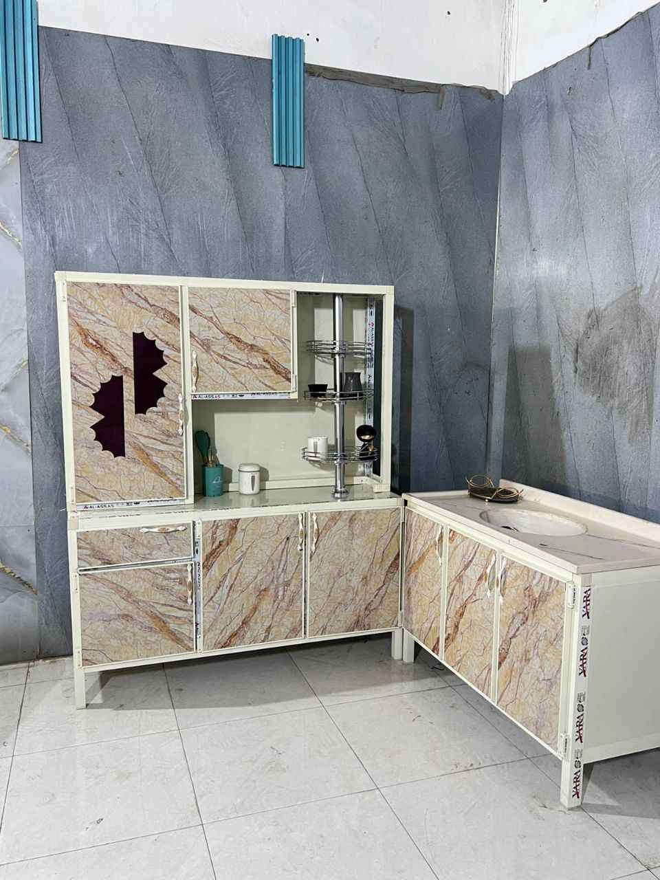 كاونتر. متر ونص 
أبو سلة.  
السنك متر وعشرين
المرمر صناعي بغداد, العراق


**إذا كنت صاحب هذا الإعلان وتريد حذفه لأي سبب، رجاءا أرسل رسالة إلى الدعم الفني**