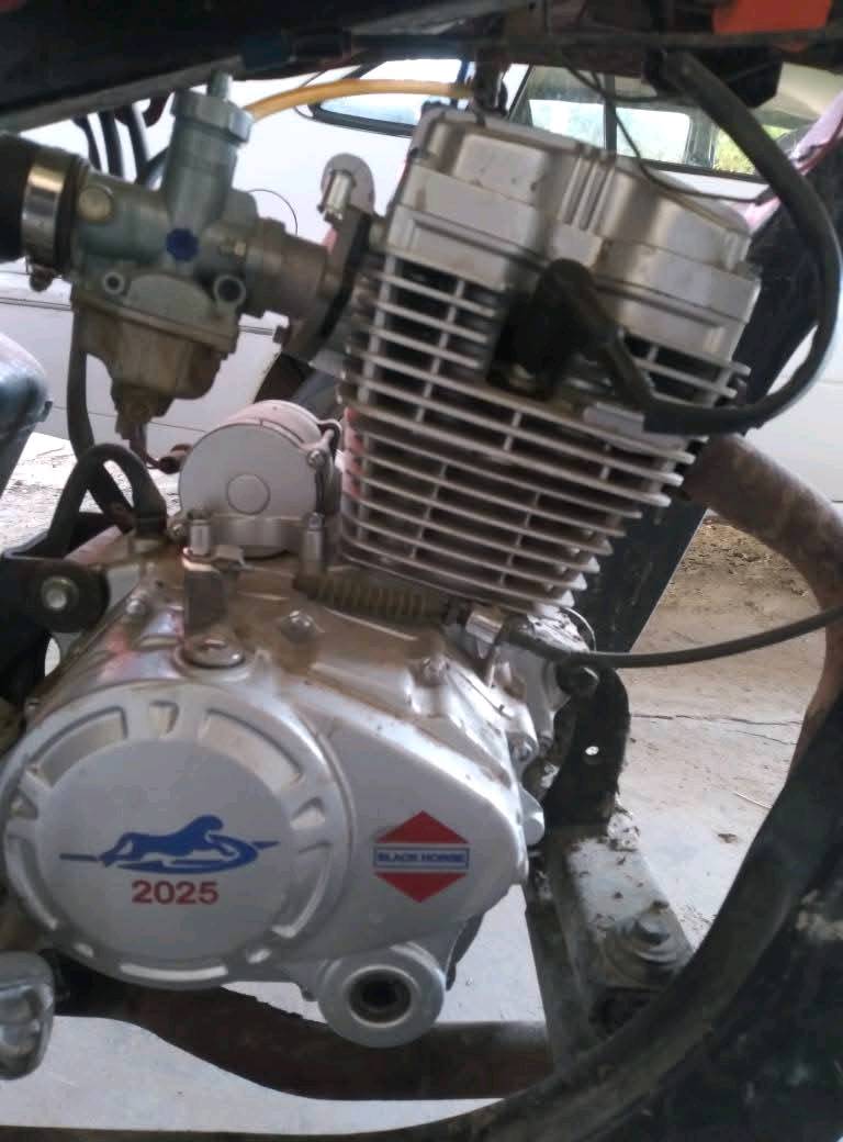 دراجة نارية ثلاثية العجلات (تكتك) ماركة دايون بحالة جيدة مناسبة للنقل الشخصي أو التجاري. المحرك نظيف ويعمل بكفاءة مع إمكانية استخدامه في داخل المدن أو للرحلات القصيرة. السيارة توفر مساحة تحميل واسعة ويمكن استخدامها لأغراض متعددة.