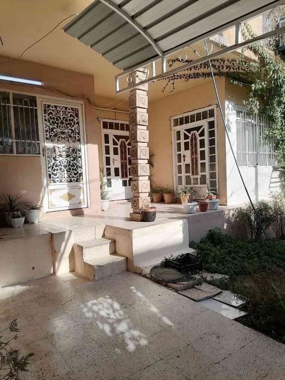 بيت للبيع في حي عدن
مساحه ٢٠٠ متر
طابقين
الطابق الأول يتكون من
غرفتين صحيات وهول داخلي كبير واستقبال ومطبخ وطارمه وحديقه وكراج
الطابق الثاني يتكون من ثلاث غرف نوم صحيات مطبخ هول كبير
الموقع تجاري جدا يبعد البيت عن الشارع العام فقط بيتين كلش قريب للتواصل ***********
