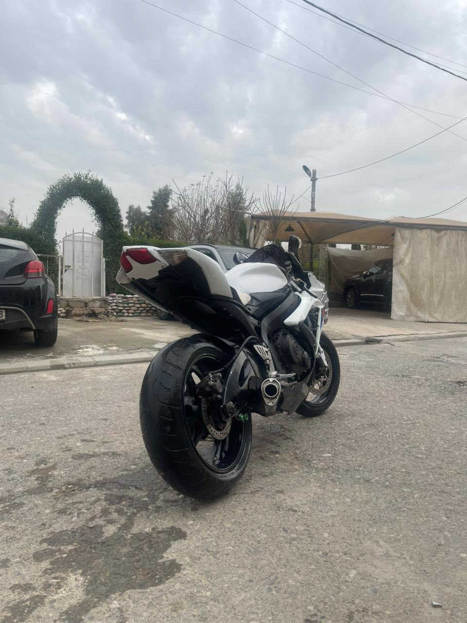 من رخصت لدمن
للبيع سوزكي  GSXR  جكسر   موديل 2011   مكينه  cc750    مكينه  مفتوحه  بس  شرط  ابيعك  الدراجه   كلها غراضها ستندر شركه بيها  اوراق گمرك  كامله  يعني  بس  ترقيم  ومثل ماموضح  بل صور دراجه حلوه  ونضيفه وعليها  منضومه  گزوز Brocks   كامله الدراجه  بيها  خلل  بل ضفيره  وشغلتها  سهله وبيها  اليده  مال سلف  عاطله  والباقي  مابي شي عليها  تاخم تاير جديد امامي خلفي 

عنواني  اربيل            للتواصل  فقط  واتساب 

***********         اخوان المو شراي  لا  يتعبني 

تحياتي للجميع 🤍

