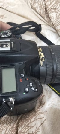 شتر ٤٠ك • عدسة ١٨-١٤٠ • بطارية