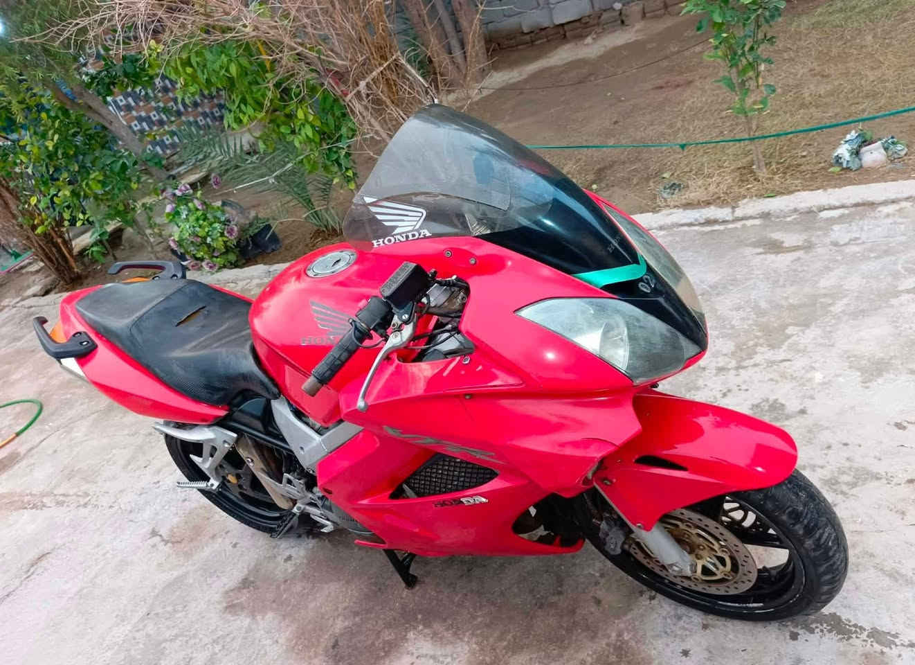 السلام عليكم دراجه VFR800 
حجم المكينه 800 
اوراق مكمركه 
الدراجه بيه صوت مكينه ابيعلك طافيه ( كوم حديد) 
بس دراجه تشتغل
فيت بم جديد
بلكلات جدد 
صدر امامي نضيف 
تايرات جدد
دبلات كله شغاله 
كهربائيان كله شغاله
مكان الدراجه بابل حله ( سعره 10 اوراق ) 
رقمي ***********
