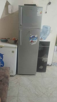 ثلاجه • نضيفه • يحتاج غاز