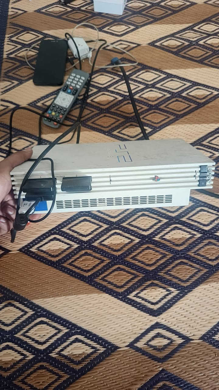 السلام عليكم
بل تو للبيع كامل شغال لون مميز نضيف ويا 3 جوستكات 
ويا تحويله مال HD وياا الفيش مالاته 
ويا افلاش اكثر من 60 لعبه بلي كامل 
سعر 55 وبي مجال 
مدينه الصدر 
وهاذ رقمي 
***********
