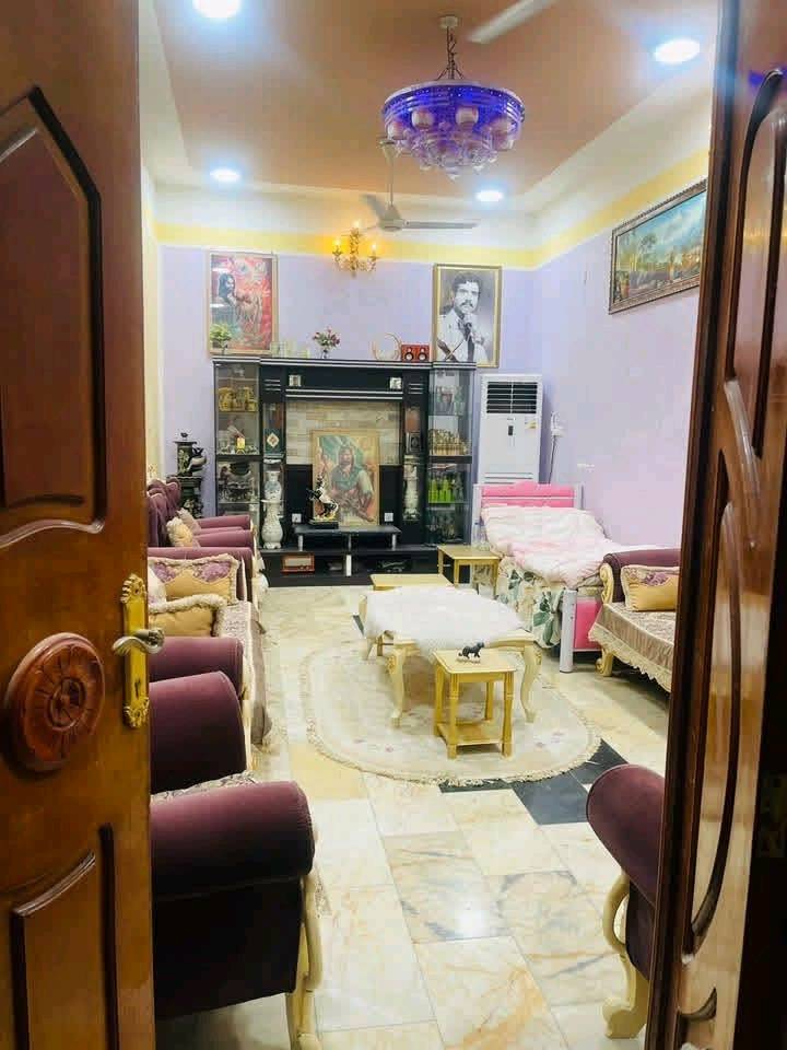 اللهم صل على محمد وال محمد 
بيت للبيع 
المساحه 225 طابو صرف 
المنطقه شارع الجمعه عرض الشارع 15
واجهه البيت 15 
يوجد في البيت محل غذائيه +شقه صغيره فوك المحل
الطابق الاول 
كراج سياره وصحيات 
مطبخ واستقبال وصاله ومنور عدد 2 وغرفه وصحيات عدد 3 
الطابق الثاني غرف عدد 3
وصاله جبيره وصحيات 
السطح شتايكر + كرفان احتياط 
السعر 450 
للاتصال على رقمي أنه ابو البيت مو مكتب 
***********