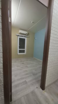 شقه ارضي للايجار نظيفة  كله نصف اثاث تقريبا مطبخ كامل مع سبالت مع ستائ...