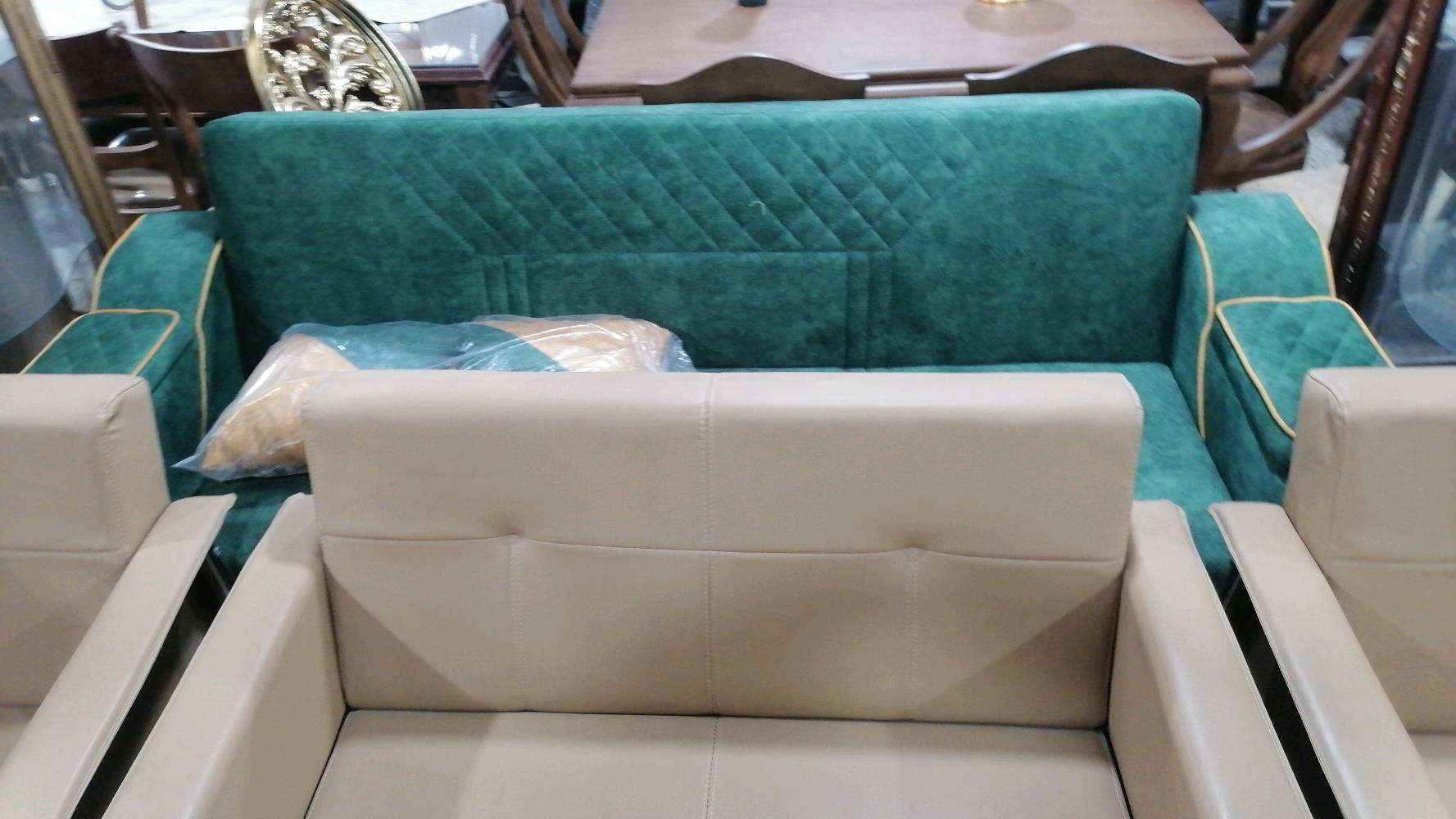 مجموعة أثاث مكتبي فخمة تتضمن مكتب مصنوع من الخشب ذو تصميم أنيق ومبطن بجوانب جلدية، بالإضافة إلى خزائن جانبية لتخزين الوثائق. كما تحتوي المجموعة على طاولة جانبية باللون البني الغامق والجلد البني مع تفاصيل عصرية. مثالية للمكاتب الحديثة وتضفي لمسة من الأناقة والراحة للبيئة العملية. تحتوي المجموعة أيضًا على كراسي مريحة مع تنجيد فاخر باللونين الأخضر والبيج للحصول على راحة واسترخاء أثناء العمل.