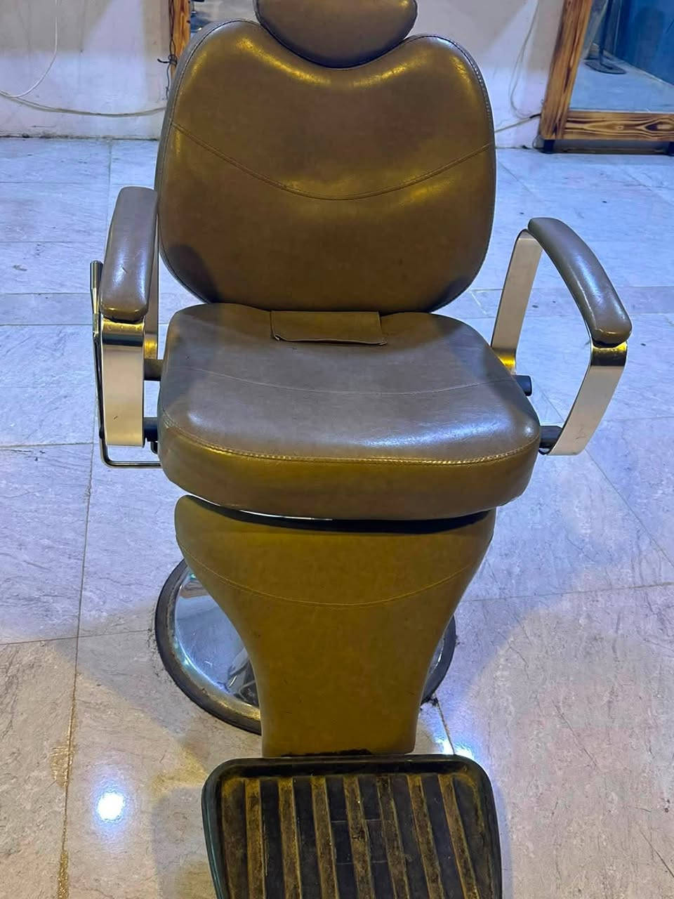 مرايات خمس قطع بيهم انارة داخلية للبيع + كرسي حلاقة نظيف اخو الجديد شغال كامل
المكان حي سومر 
***********
