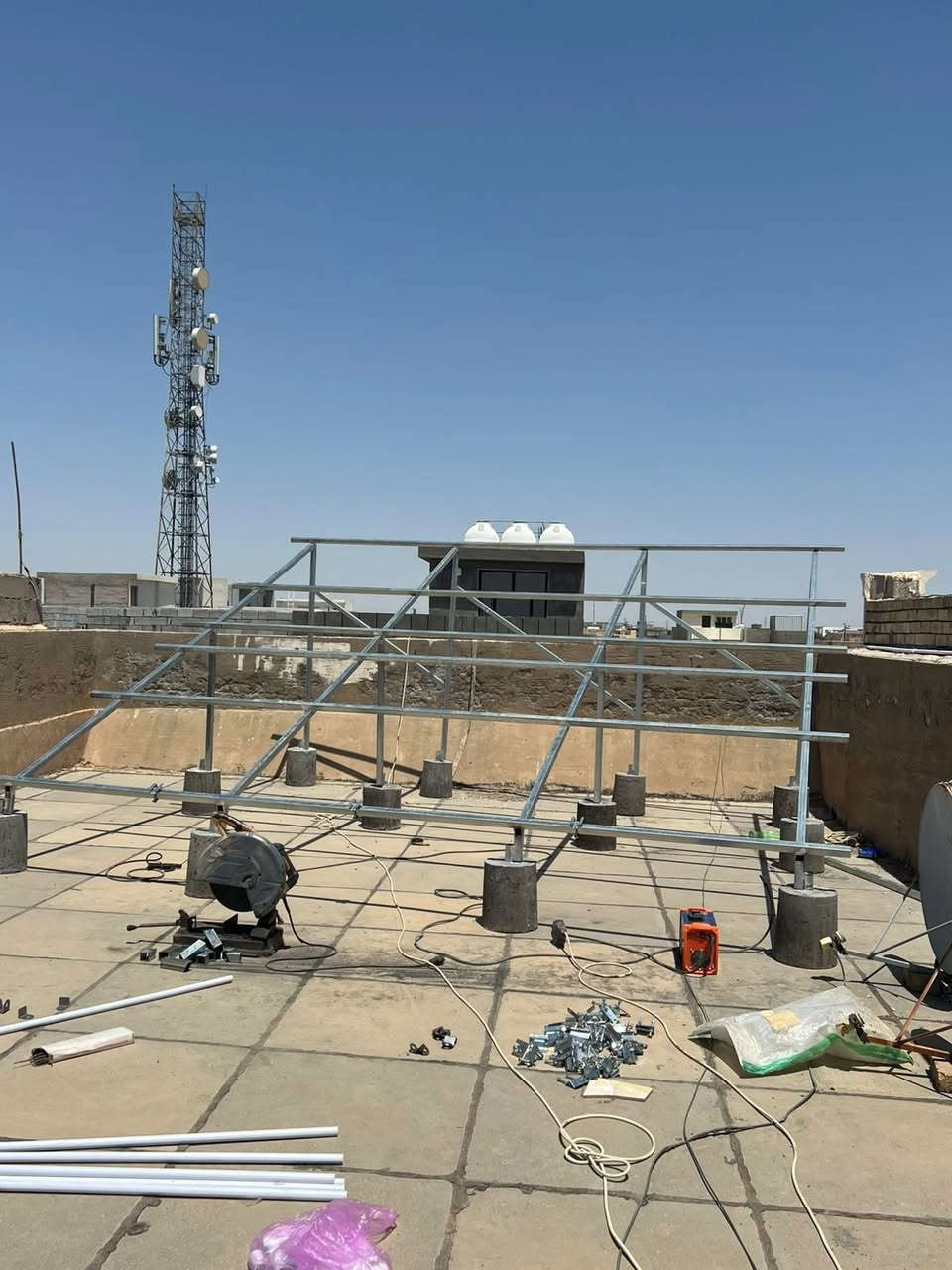 منضومه جديده بمواصفات جدا عاليه
تتالف من :
انفيرتر هورايزن 6 كيلو بمعيار حمايه عالي Ip66
بطاريه ذات سعه تخزينه عاليه 16 كيلو واط من الشركه العالميه داينس dyness
الواح اخر اصدار من شركه لونجي 650 واط HimoX10
عدد 8 
المنضومه تجهز 16 امبير حقيقي ليلي نهاري وبالتناوب مع الوطني 
للاستفسار التواصل مع الصفحه او الرقم 
***********@
#ديالى 
#بعقوبه
#بلدروز
