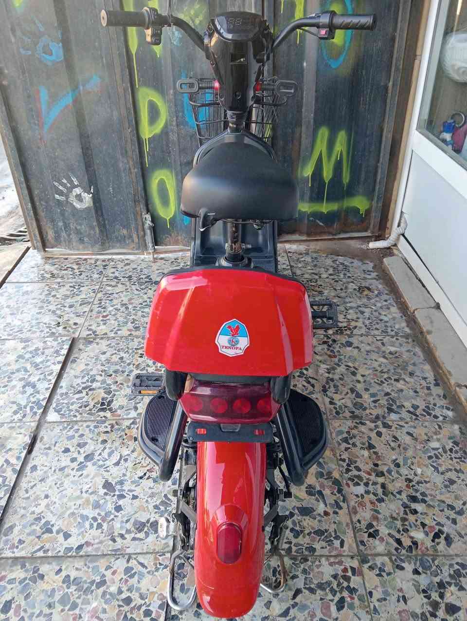 دراجه شحن للبيع 250 وبيها مجال شي قليل بغداد مدينه الصدر الحميديه رقم هاتف ***********
