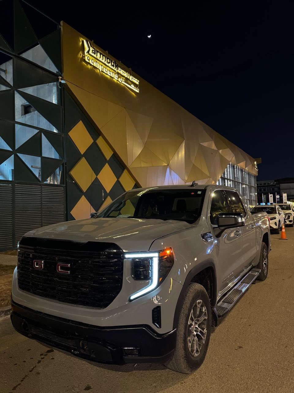 جمسي سيرا 2024 ماشيه 26ميل  حادث ربع جاملغ وبنيد مواصفات SLE.   8سلندر  5.300.  التواصل ؏َـَلى هذا الرقم ***********
