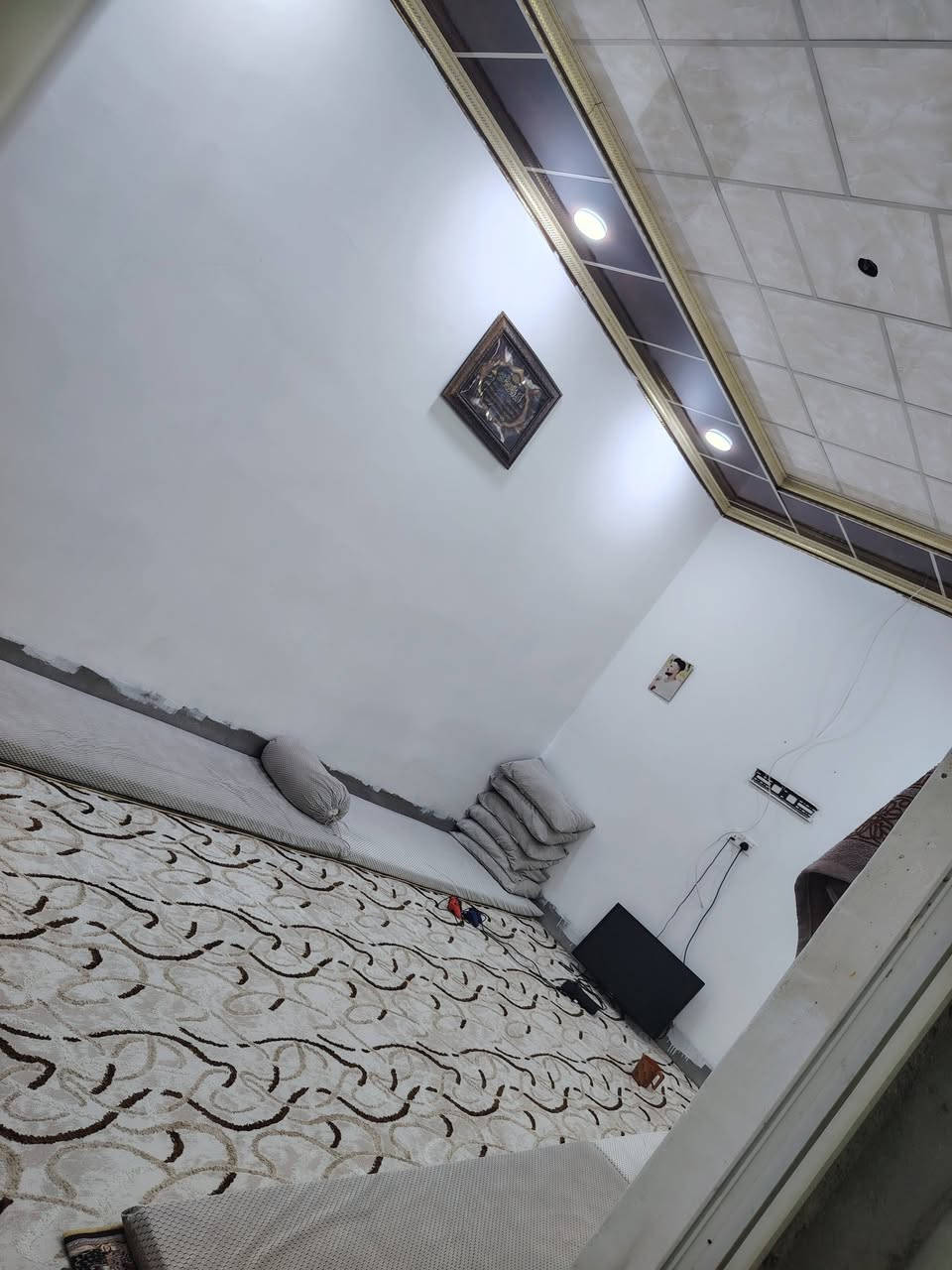 بيت للبيع  بناء جديد متكون من غرفة وهول وستقبال ومطبخ وبيتونة 
قريب ع شارع حيل مكان حي السلام ***********@
