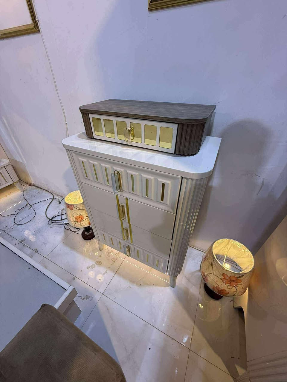 غرفه ترڪيه موديل حديث
زاويا مختلفه شغل ثقيل 

ميز تواليت بنص الكنتوࢪ 

لون مميز 

سعرها مليون و750/مليون و600قفل 

10قطع ابواب  هايدروليك نضافه 90بعدهأ بلجيس نقل وشد مجانأ لكل مناطق بغداد

حجز واتساب ***********
