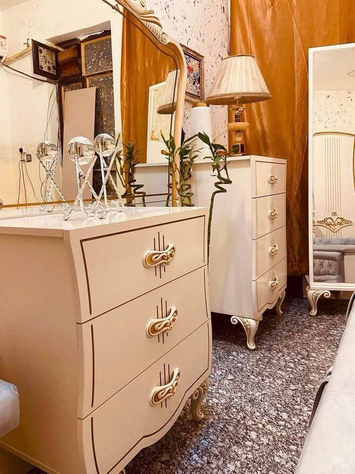 غرفه نوم تركيه🇹🇷ملكيه كلش نضيفه نضافتها95%اي ضرر مابيها 9قطع ضخمه بيبانها نضام هايد روليك مكاني واسط صويره اللا ستفسار انتصال *********** أو وتساب
