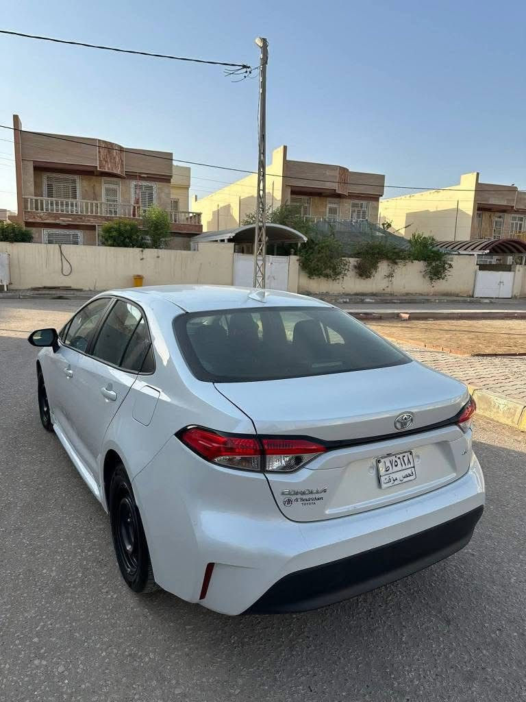 ⸻
🚗 للبيع 
– تويوتا كورولا 2023 LE وارد أمريكي 🇺🇸
اللون: أبيض لؤلؤي أنيق 🤍
اللوحات: رقم فحص مؤقت – باسمي المنفيس مباشرة
الحالة: جاهزة تمامًا – لا تحتاج أي مصاريف إضافية 🔧

✨ المواصفات والتفاصيل:
 • محرك 2000 لتر بنظام VVT-i، أداء اقتصادي وقوي بنفس الوقت ⚙️
 • ناقل أوتوماتيكي ذكي بنقلات ناعمة جداً
 • نظام رادارات أمان + حساسات أمامية وخلفية
 • كاميرا رجوع عالية الدقة + شاشة وسطية لمس
 • تحكم ستيرن مع أزرار تحكم صوتي وبلوتوث
 • تبريد وكالة قوي جداً ❄️
 • وسائد هوائية متعددة (أمامية + جانبية) لضمان السلامة
 • إضاءة LED نهارية، ومرايا جانبية كهربائية مع إشارات
 • السيارة نظيفة ميكانيكياً 100% – المحرك، القير، الشاصي، والسيستم الكهربائي بحالة ممتازة ✅

🛠️ الضرر السابق:
 • فقط تبديل جاملغ وتصليح باب، تم العمل  وبمهنية عالية (السيارة مستوردة ومصلحة على أيدي) 👨‍🔧

📌 السيارة جاهزة تماماً، خالية من المشاكل، ومجربة ميدانياً

الاستفسار الاتصال 
***********
📞 للتواصل والمعاينة: متاح للجادين فقط
💰 السعر
