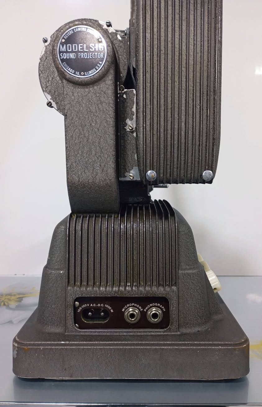 للبيع عارضة سينمائية ١٦ملم أمريكي Revere تحفة قديمة نادرة أنتيك يوجد توصيل للمحافظات-***********
