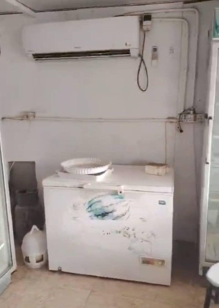 اخوان بقن غراض المحل 
عارضات 2
مجمدة1
بانيو قفصين دجاج ميز تقطيع دجاج مولد كاز 
رقم راعيهن ***********
