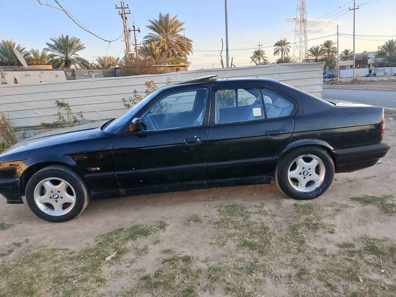 السلام عليكم سيارة بيئم اللبيع سيارة كاملة حدادية وكهرابايات تحتاج بس دبلات خلفي سيارة حجم 5025كير ومحرك نضيف هاذة رقم تليفوني والي يريدها بخدمتة ***********
