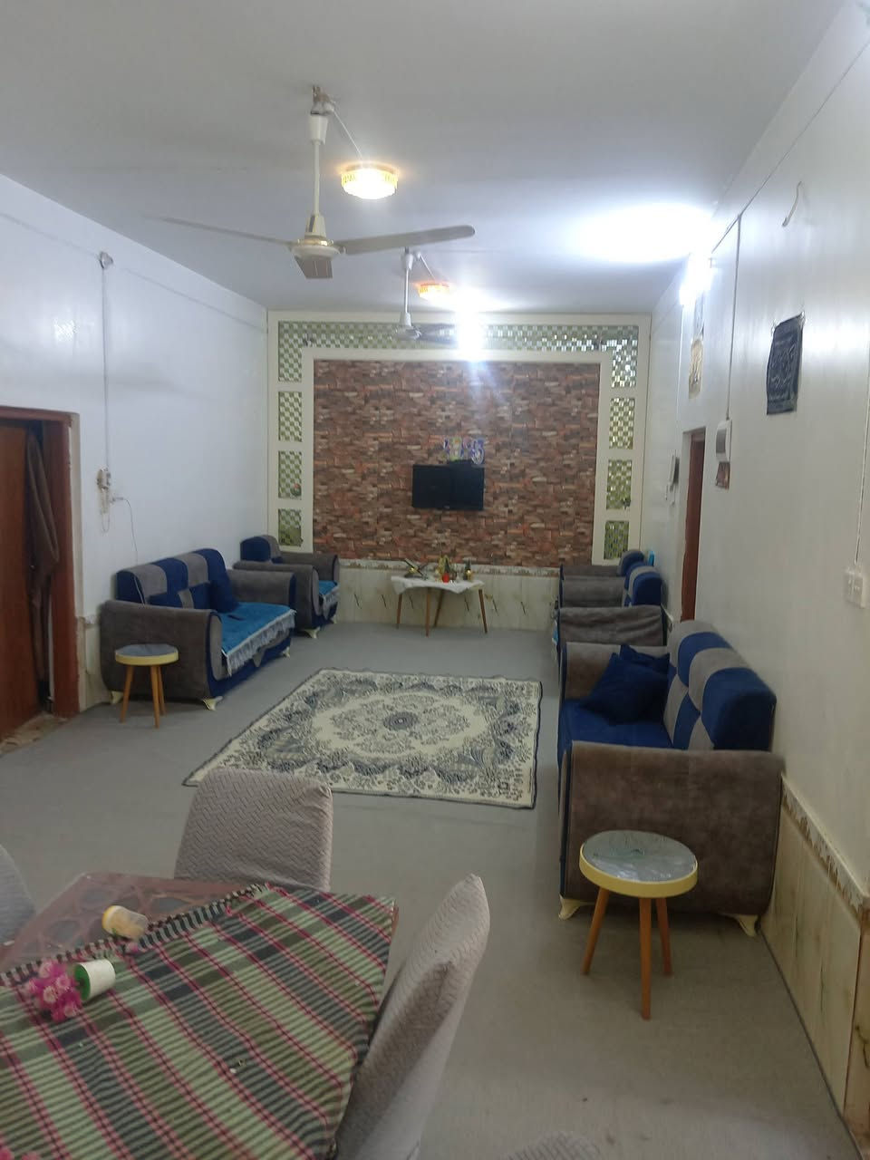 سلام عليكم بيت للبيع في حي الويرسي خلف ملعب السنبله مباشراً يبعد عن شارع العام 50 متر مساحه البيت 240 طابقين الطابق الأول يتكون من صاله واستقبل وغرفتين ومطبخ حار وبارد ومجموعة صحيات داخليه وخارجيه والطابق الثاني يتكون من غرفه وحده وصطحين كبار مع (عرصه بصفه مساحه 250) زراعي سند 25 للاتصال ***********
