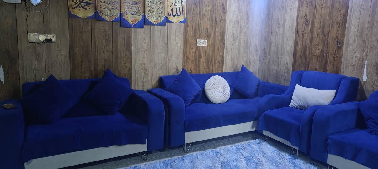 تاقم قەنەفەی دە نەفەری اصڵی و دەستکردە. ڕەنگی نیلی و بێجی. مێزی ناوەڕاستی لەگەڵە.  ماوەیەکی کەم بەکارهاتوە و کەمێک معامەلەی هەیە. السليمانية, العراق


**إذا كنت صاحب هذا الإعلان وتريد حذفه لأي سبب، رجاءا أرسل رسالة إلى الدعم الفني**