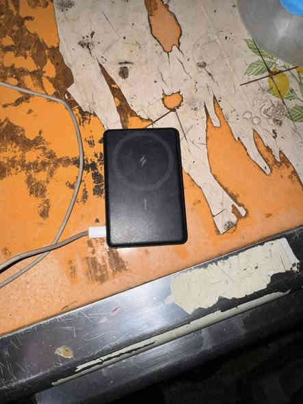 السلام عليكم ايفون15بروماكس ماكس كلشي موجود بالصور بطاريه ذاكره ويا بور بنك من شركة انكر يشحن20واط بطاريته10الاف بس البور ب65 اخذته من دلتا سعر الجهاز 1125 وبي مجال بسيط رقمي *********** بي واتساب او صور لمنشور وراسلني خاص مكاني ديوانيه مركز
