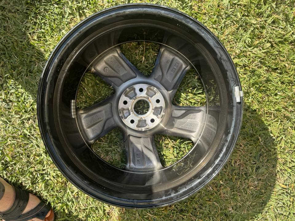 السلام عليكم
زوج ويل حجم ١٩ مال سورنتو من سنة ٢٠٢١-٢٠٢٣  

ويل سليم والثاني بيه عواج صغير موضح الصور.

السعر ٢٠٠ الف وبيه مجال واتصل وتدلل

***********
