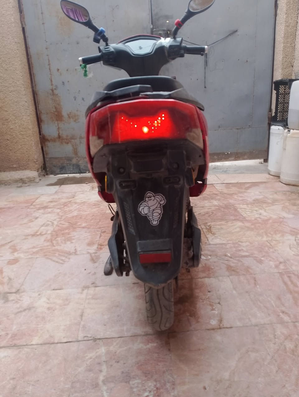 السلام عليكم دراجه شحن للبيع بس الكفر الوراء مكسور تفاصيل السعر الخاص***********
